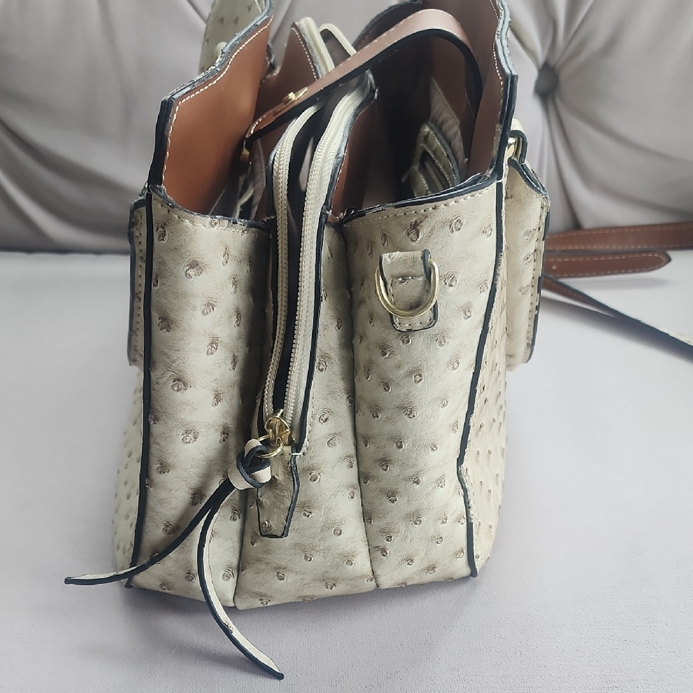 London Fog Cream and Brown Crossbody Bag with Textured Design - Picture 9 of 13